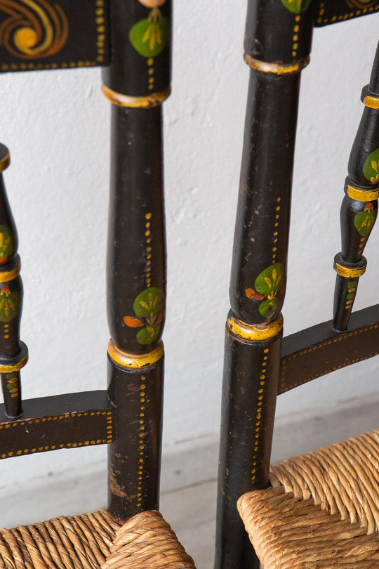 Antigua silla baja pintada a mano c. 1910 (SOLO UNA DISPONIBLE)