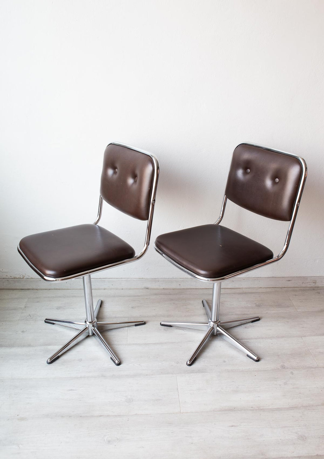 pareja sillas giratorias acero cromado y skay unic design vintage 1970