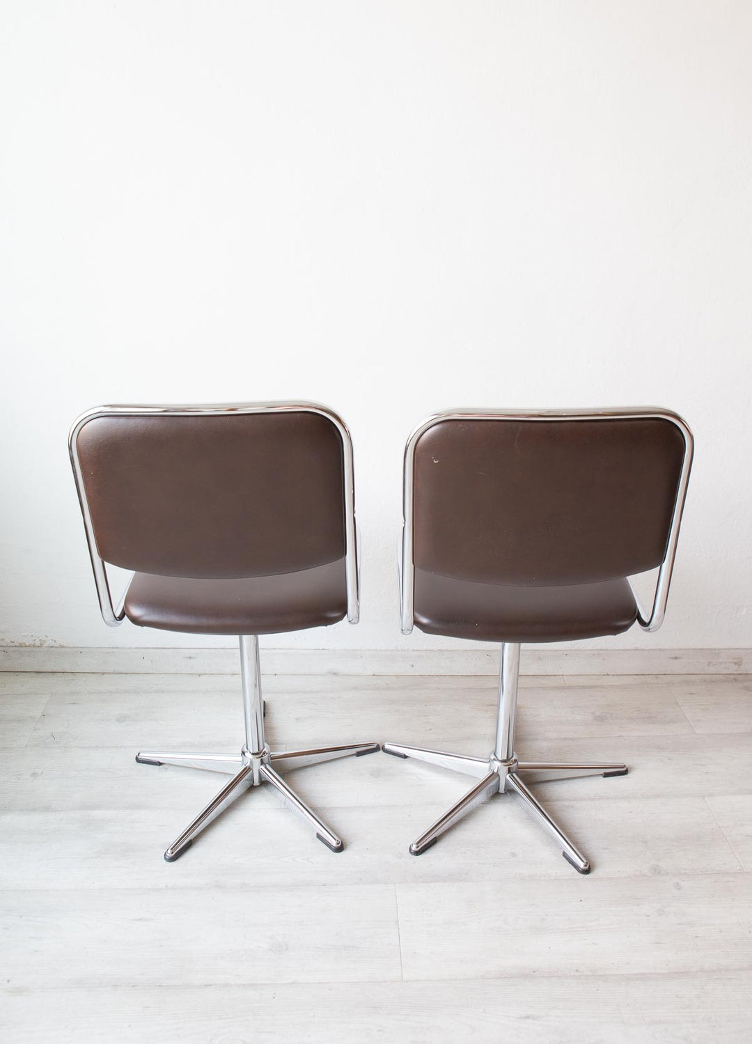 pareja sillas giratorias acero cromado y skay unic design vintage 1970
