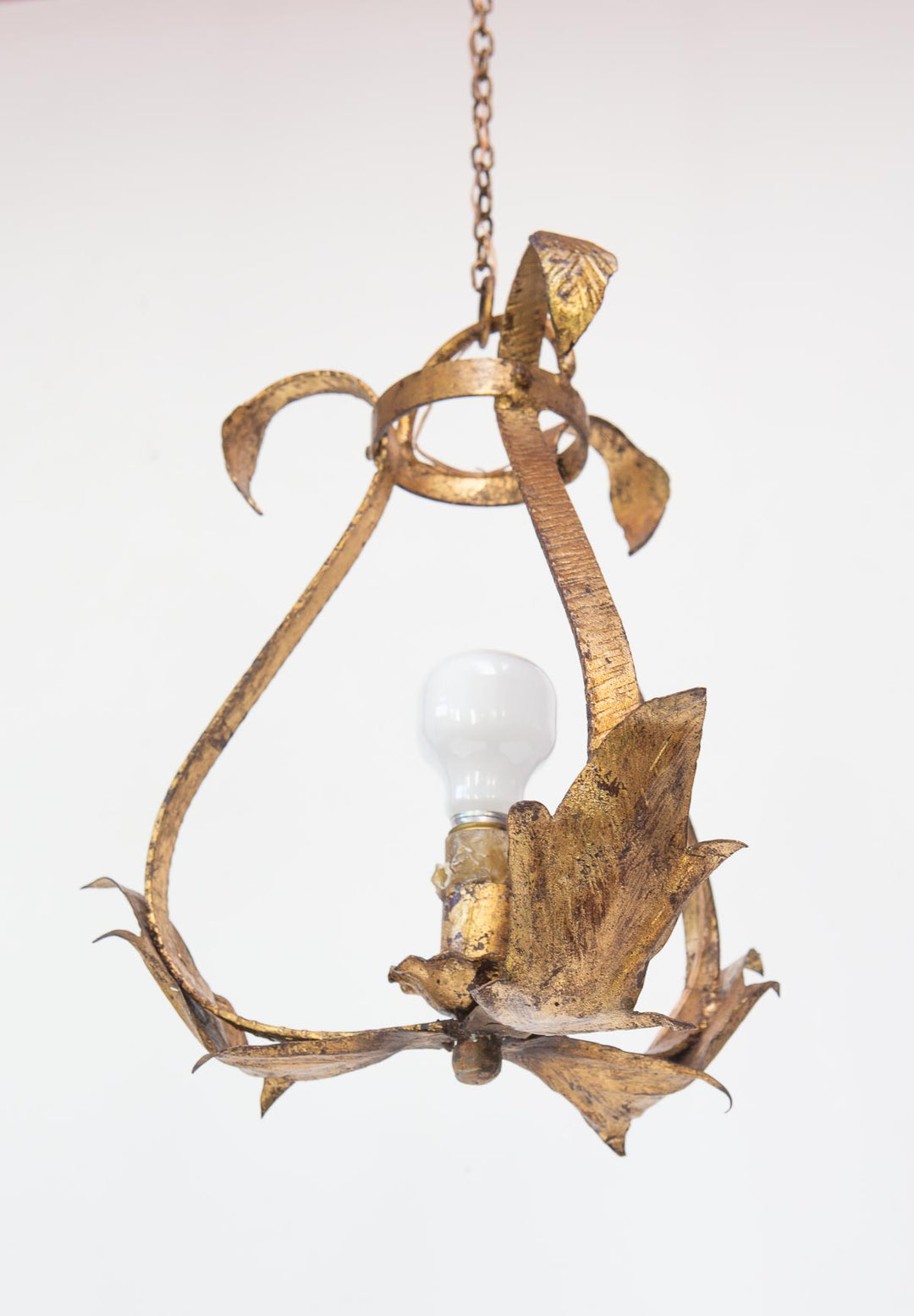 Lámpara de techo hierro dorado hojas c. 1950