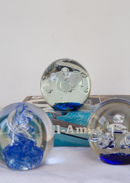 Juego de 3 pisapapeles esferas de cristal s. XX (9 cm)