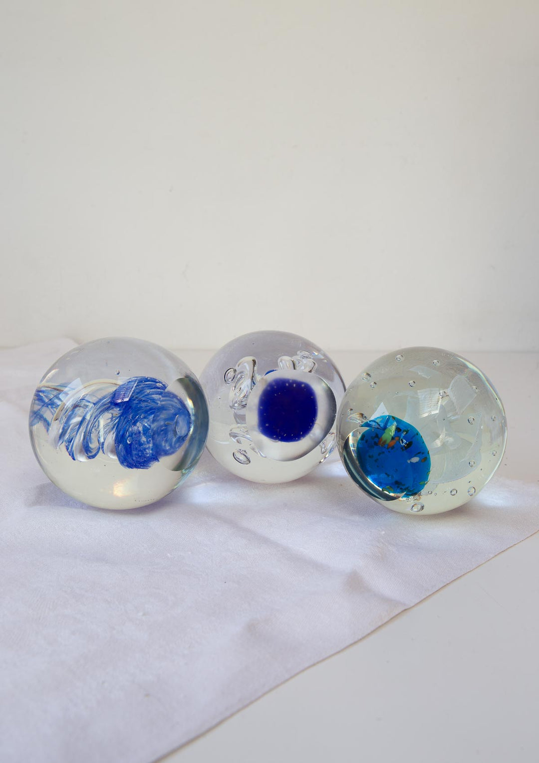 Juego de 3 pisapapeles esferas de cristal s. XX (9 cm)