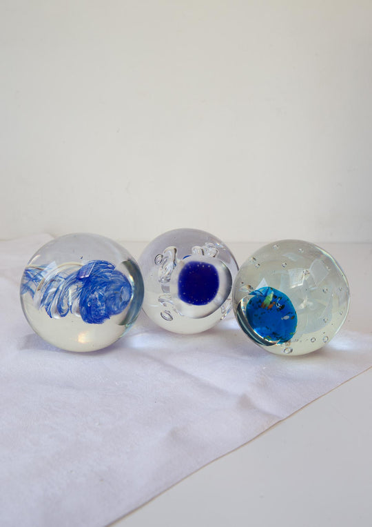 Juego de 3 pisapapeles esferas de cristal s. XX (9 cm)