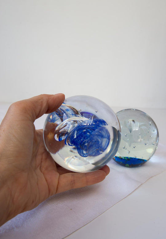 Juego de 3 pisapapeles esferas de cristal s. XX (9 cm)