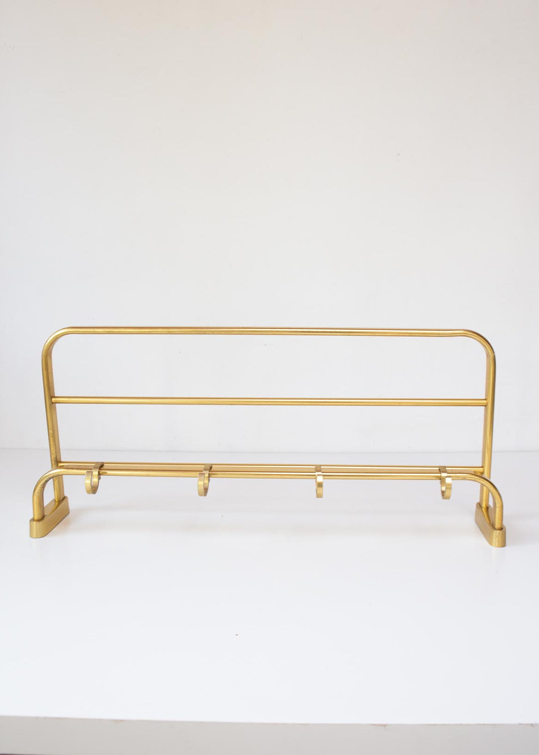 perchero pared vintage con bandeja metal dorado