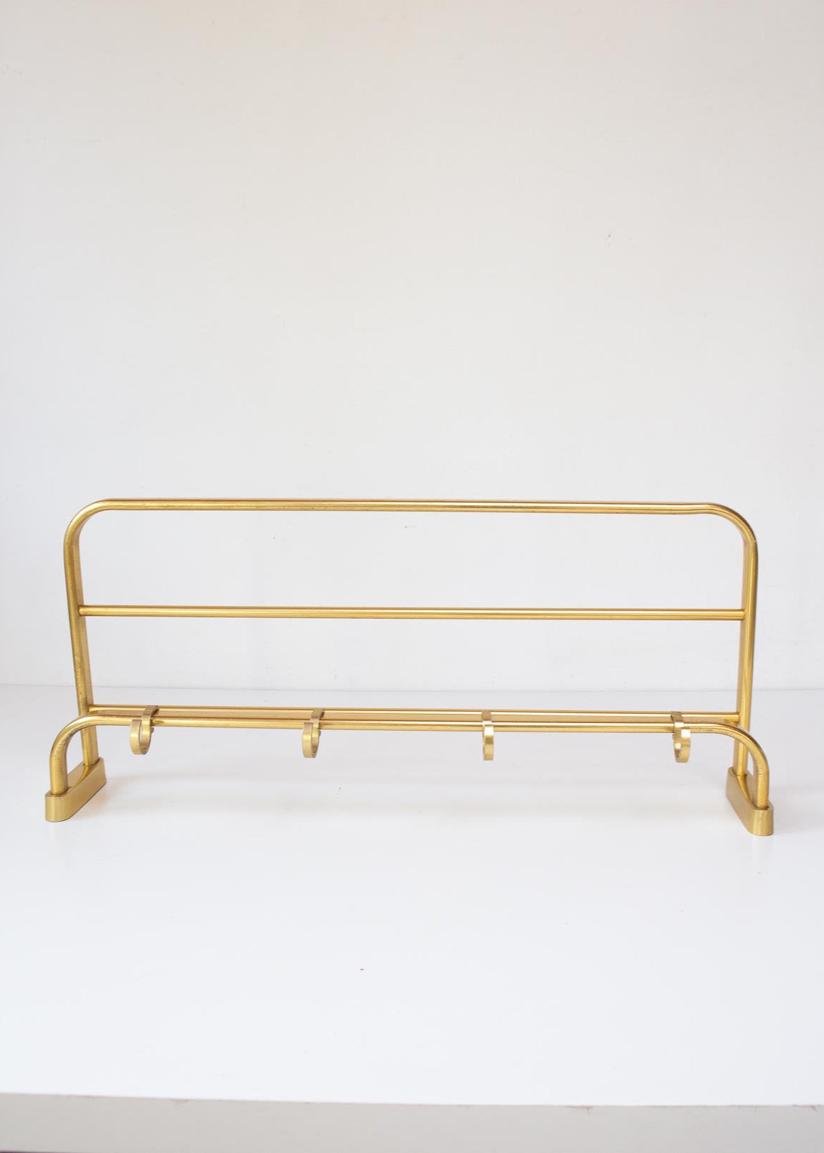 perchero pared vintage con bandeja metal dorado