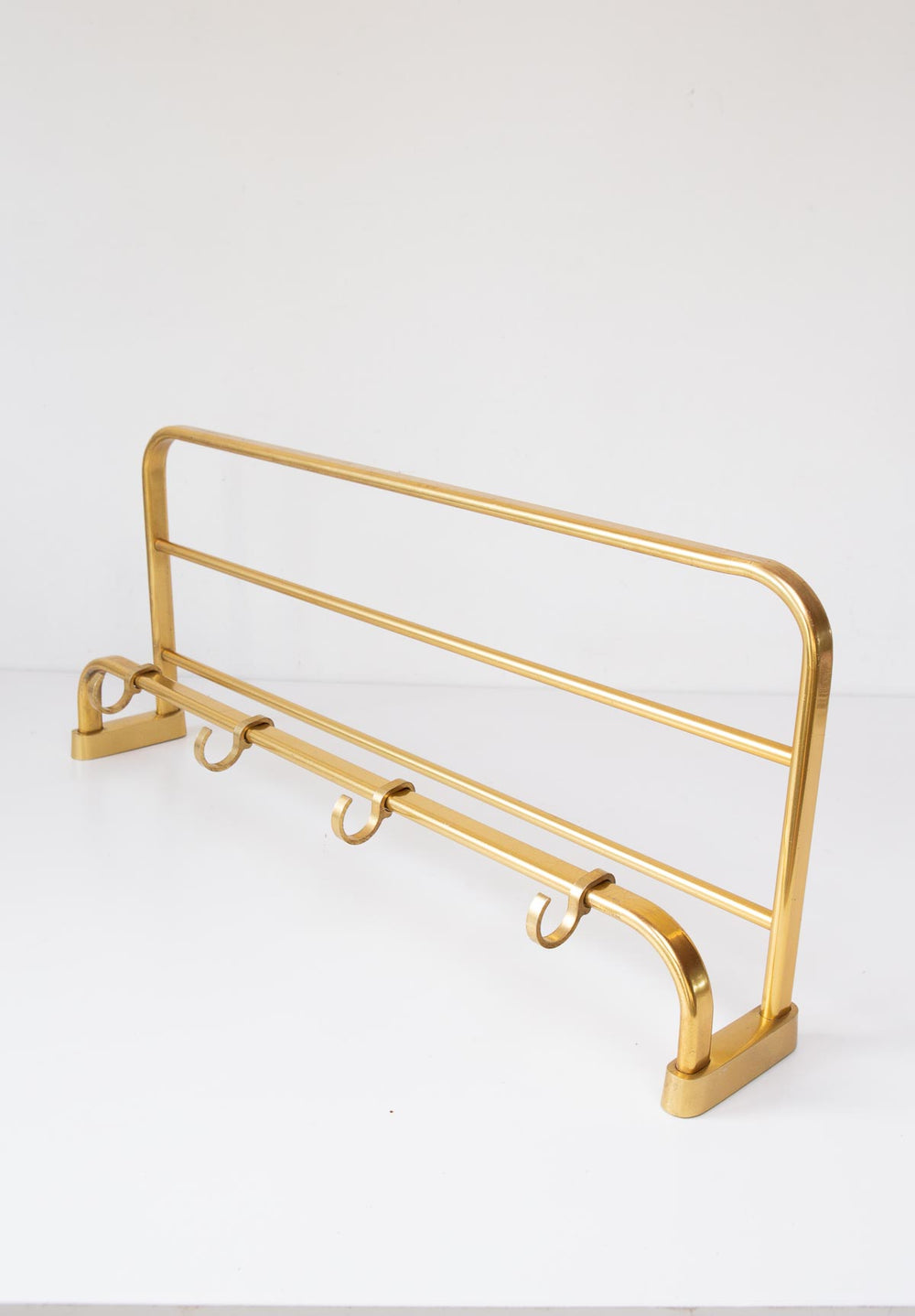 perchero pared vintage con bandeja metal dorado