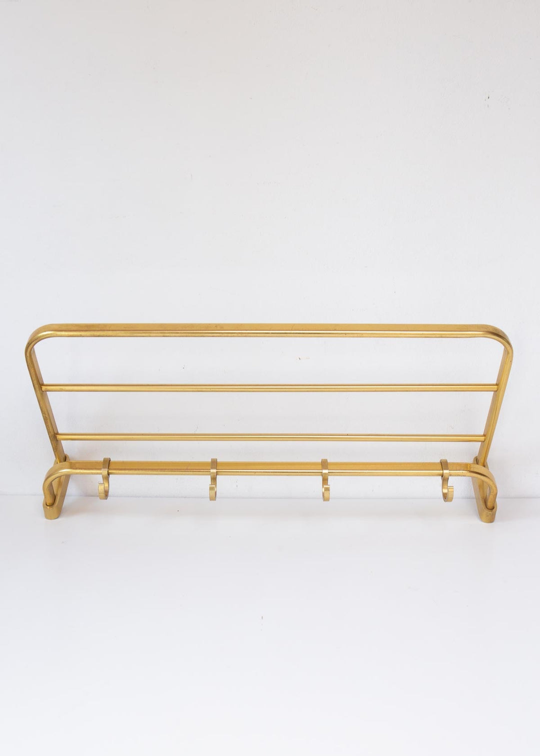 perchero pared vintage con bandeja metal dorado