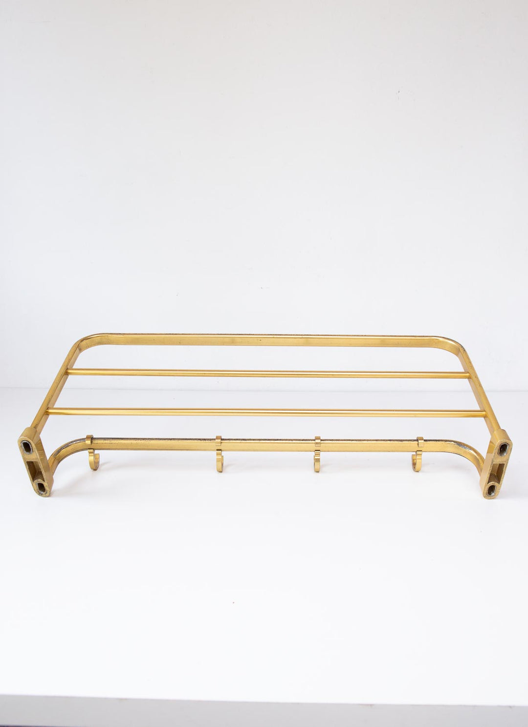 perchero pared vintage con bandeja metal dorado