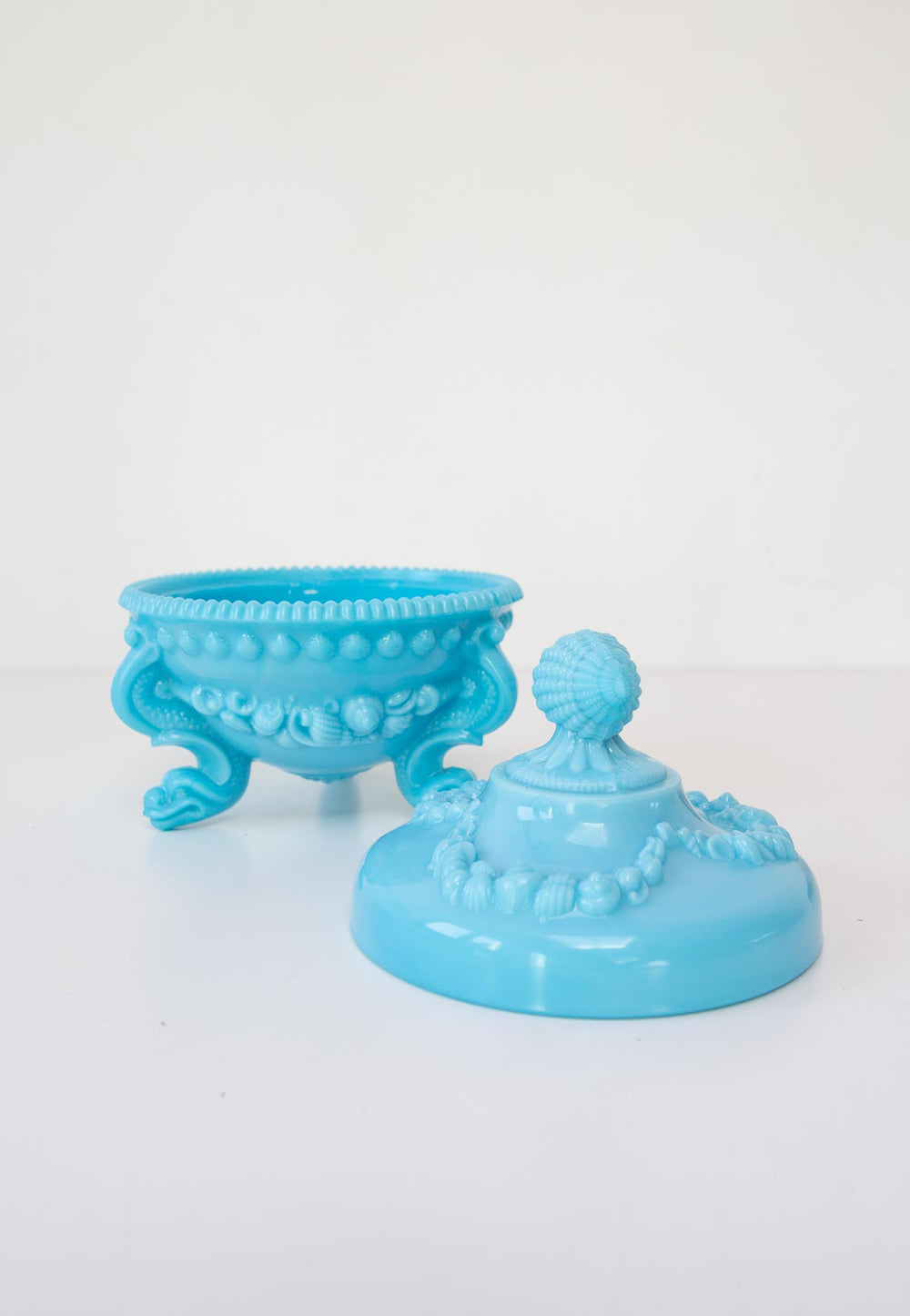 Bombonera o azucarero en opalina azul (15 cm)