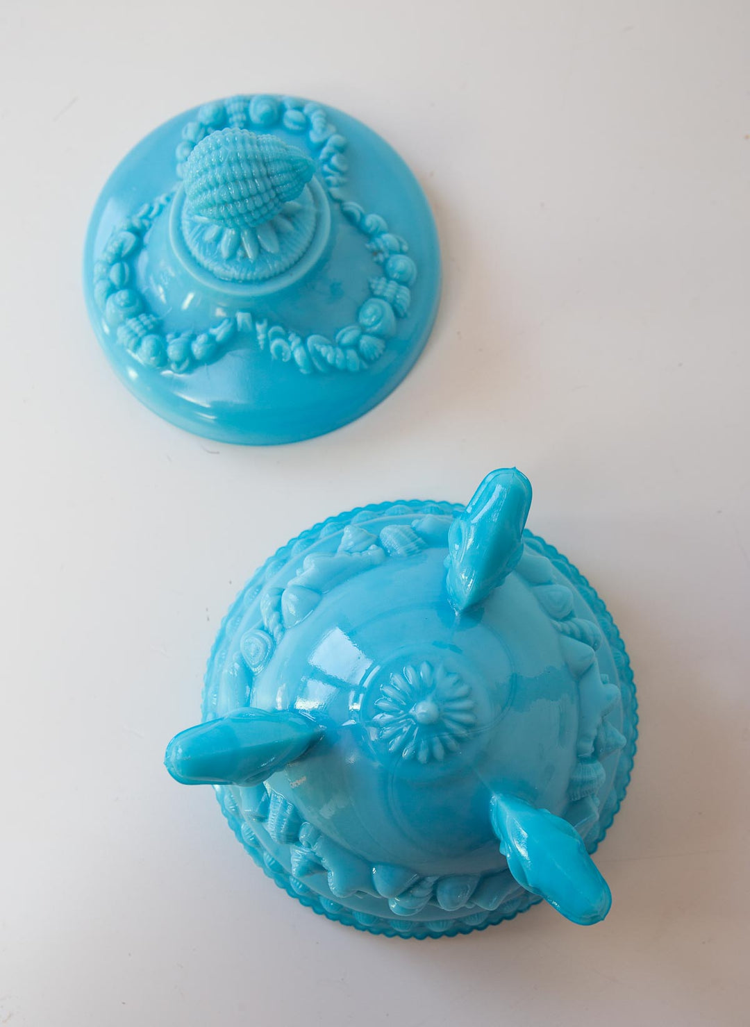 Bombonera o azucarero en opalina azul (15 cm)