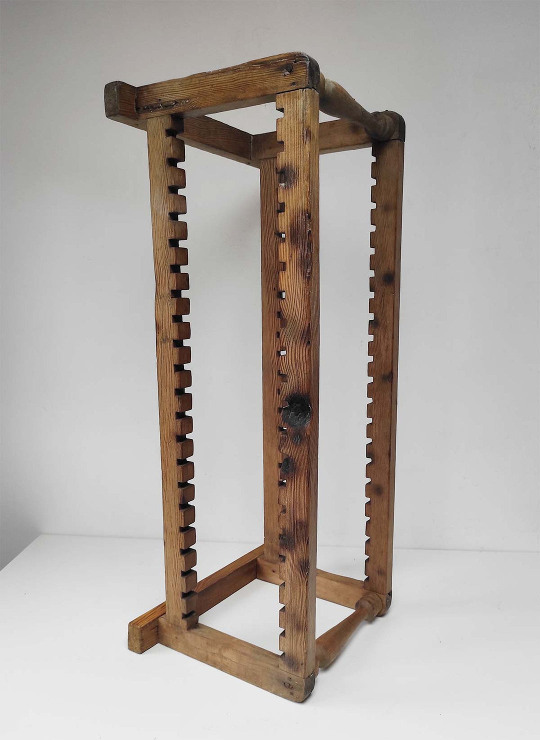 Antiguo platero o escurreplatos madera pino c. 1900 42 platos (96 cm)