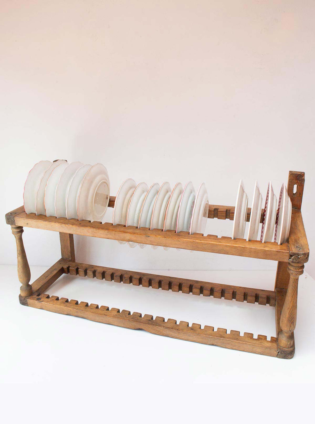 Antiguo platero o escurreplatos madera pino c. 1900 42 platos (96 cm)