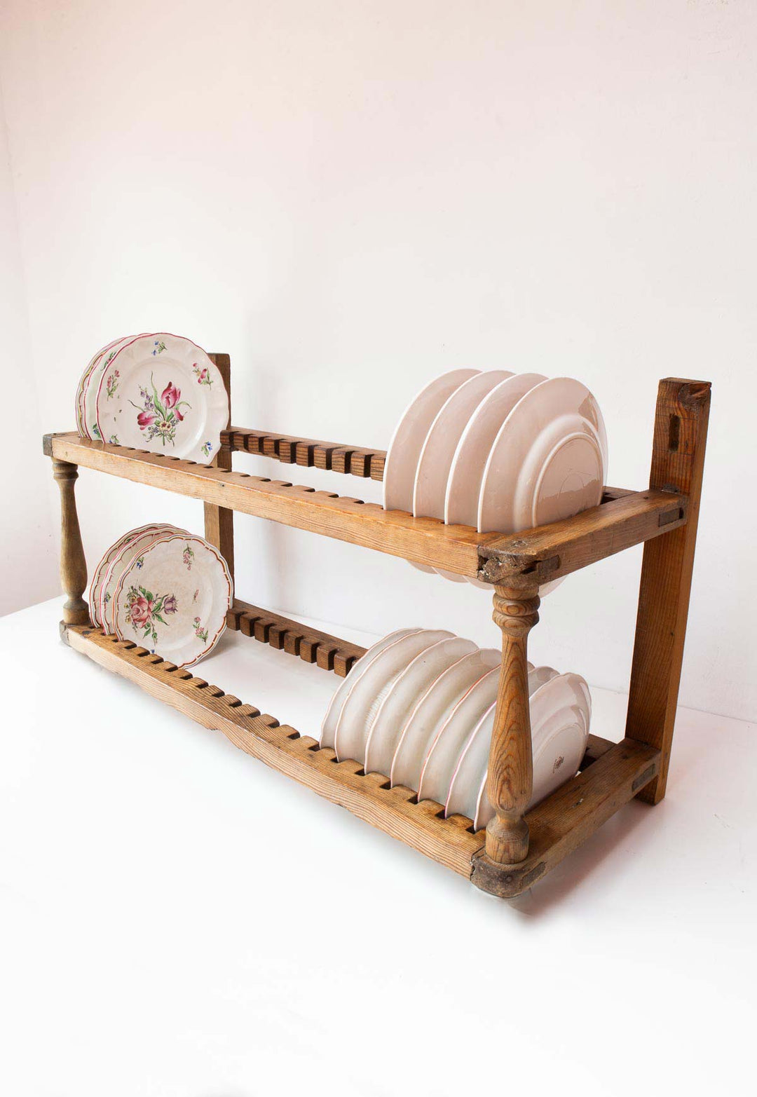 Antiguo platero o escurreplatos madera pino c. 1900 42 platos (96 cm)