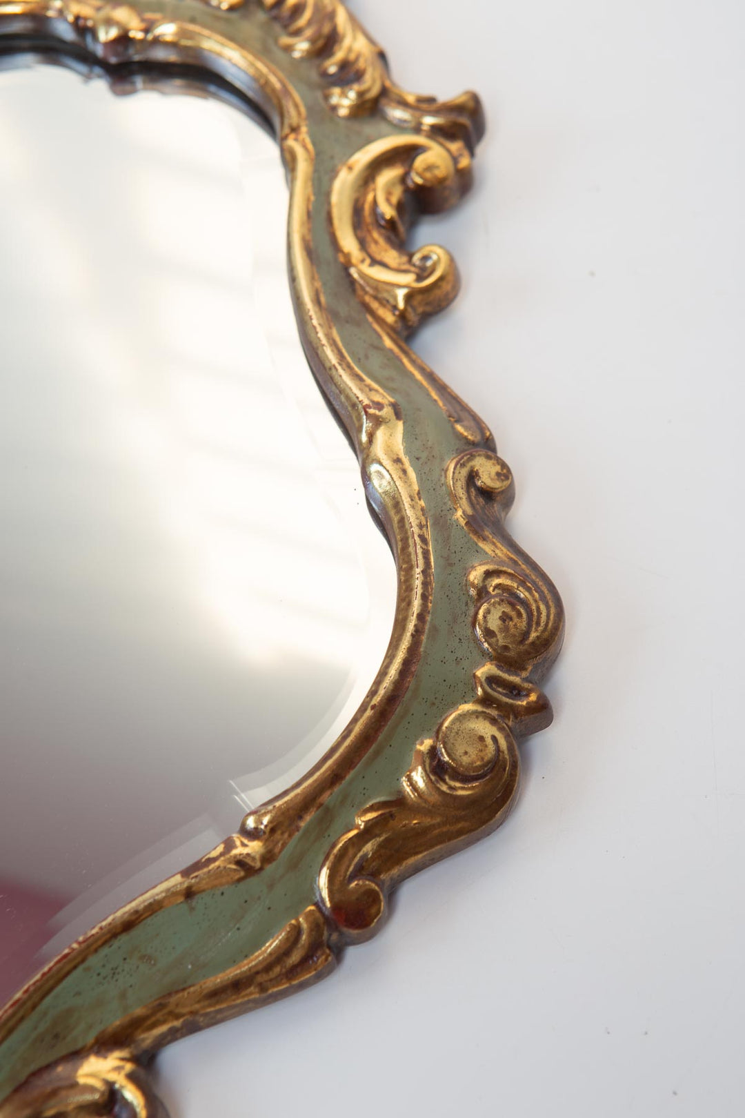 Espejo francés estilo barroco dorado y verde cristal biselado c. 1960s (55*34,5 cm)