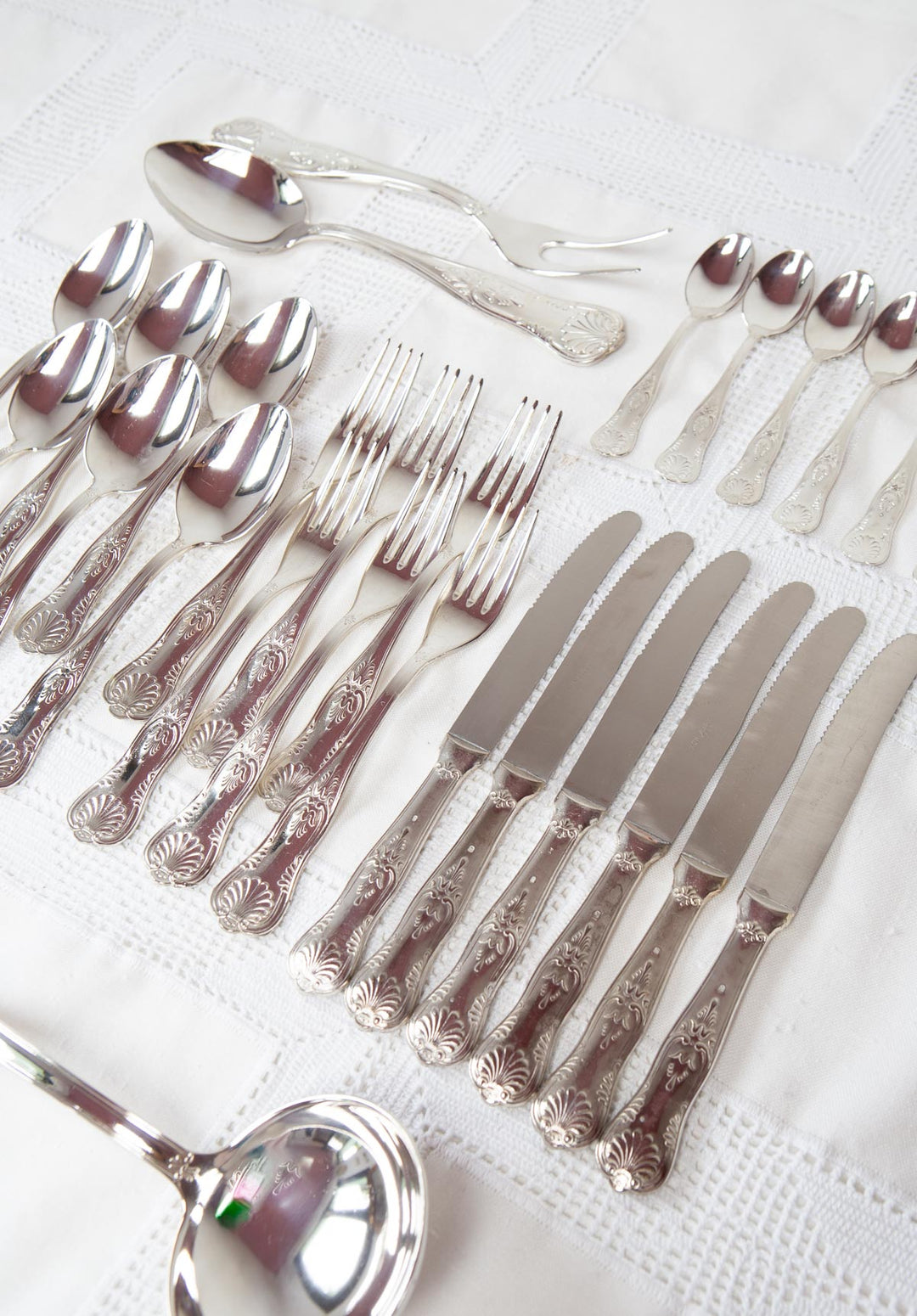 Cubertería de MESA francesa PARA 6 "coquille" c. 1970 (27 PIEZAS). 2 DISPONIBLES