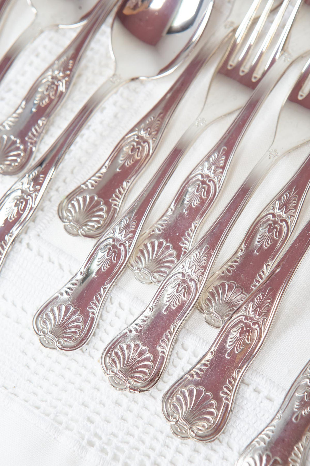 Cubertería de MESA francesa PARA 6 "coquille" c. 1970 (27 PIEZAS). 2 DISPONIBLES