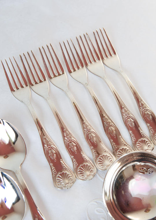 Cubertería de MESA francesa PARA 6 "coquille" c. 1970 (27 PIEZAS). 2 DISPONIBLES