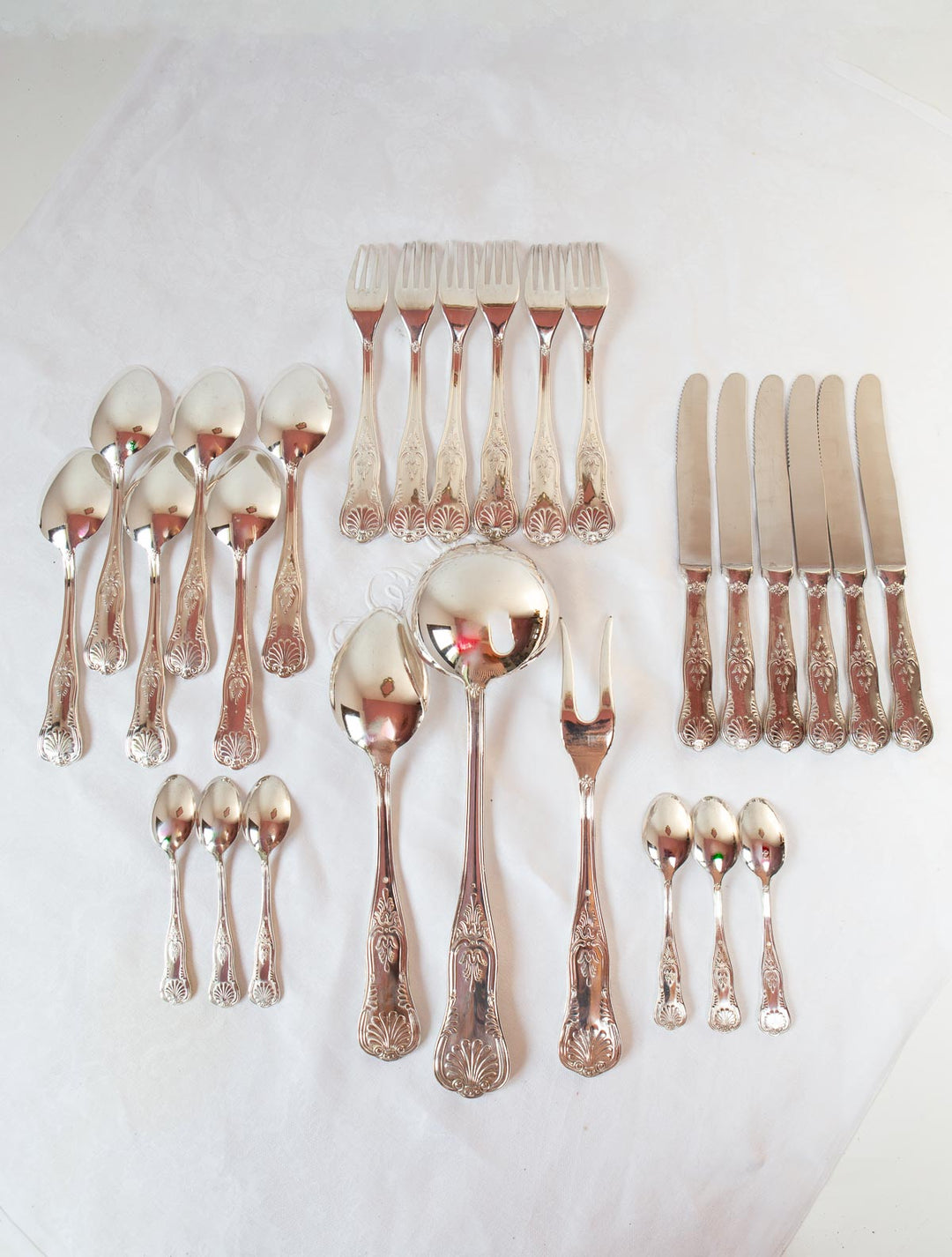 Cubertería de MESA francesa PARA 6 "coquille" c. 1970 (27 PIEZAS). 2 DISPONIBLES