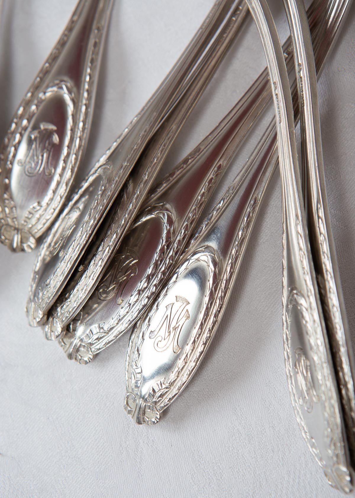 cubiertos antiguos metal plateado con iniciales franceses