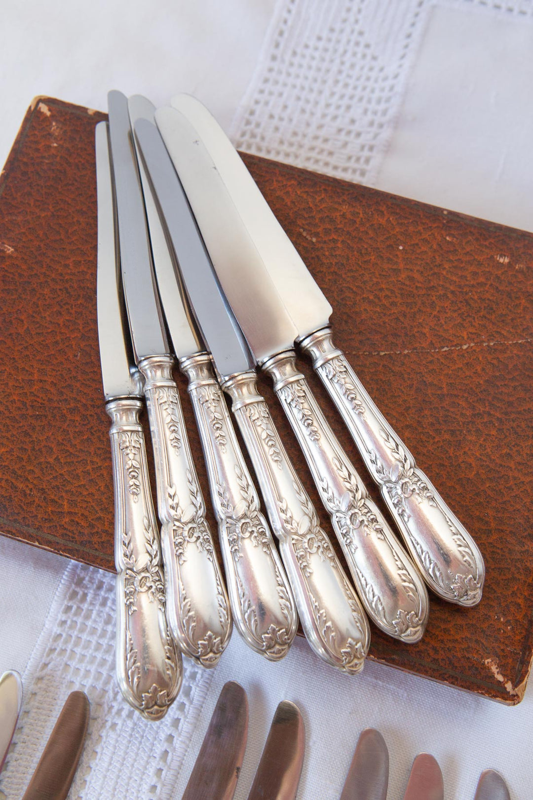 Juego 12 cuchillos ENTRANTES + 6 cuchillos MESA franceses estilo Louis XVI c. 1900
