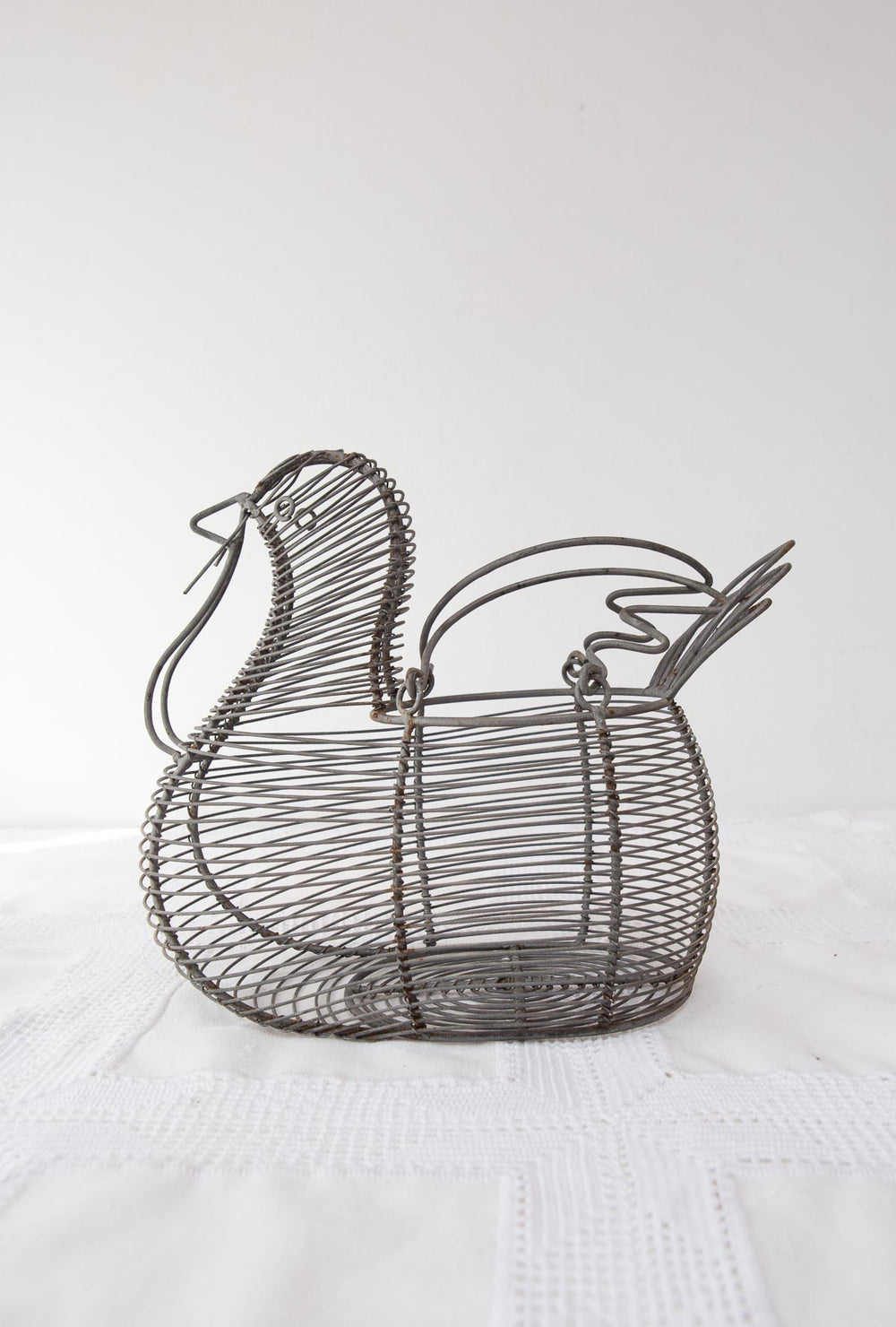 Cesta francesa antigua para huevos en forma de gallina c. 1940-50