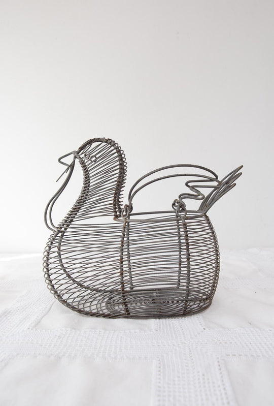 Cesta francesa antigua para huevos en forma de gallina c. 1940-50