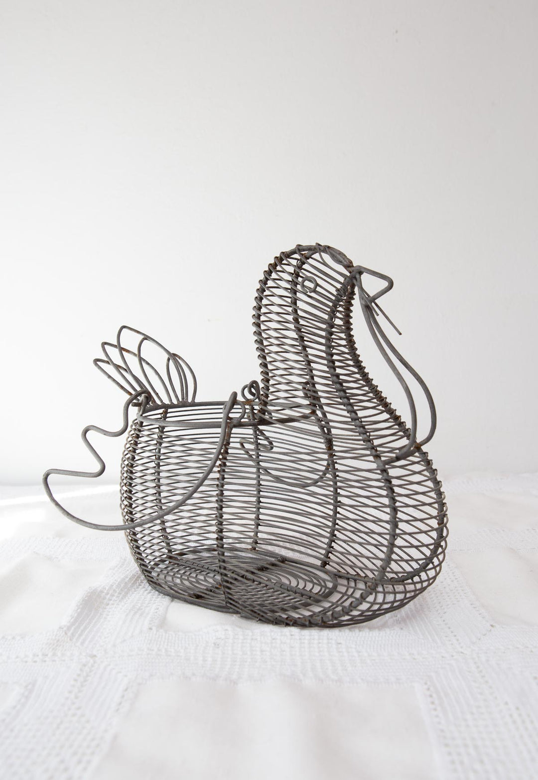 Cesta francesa antigua para huevos en forma de gallina c. 1940-50