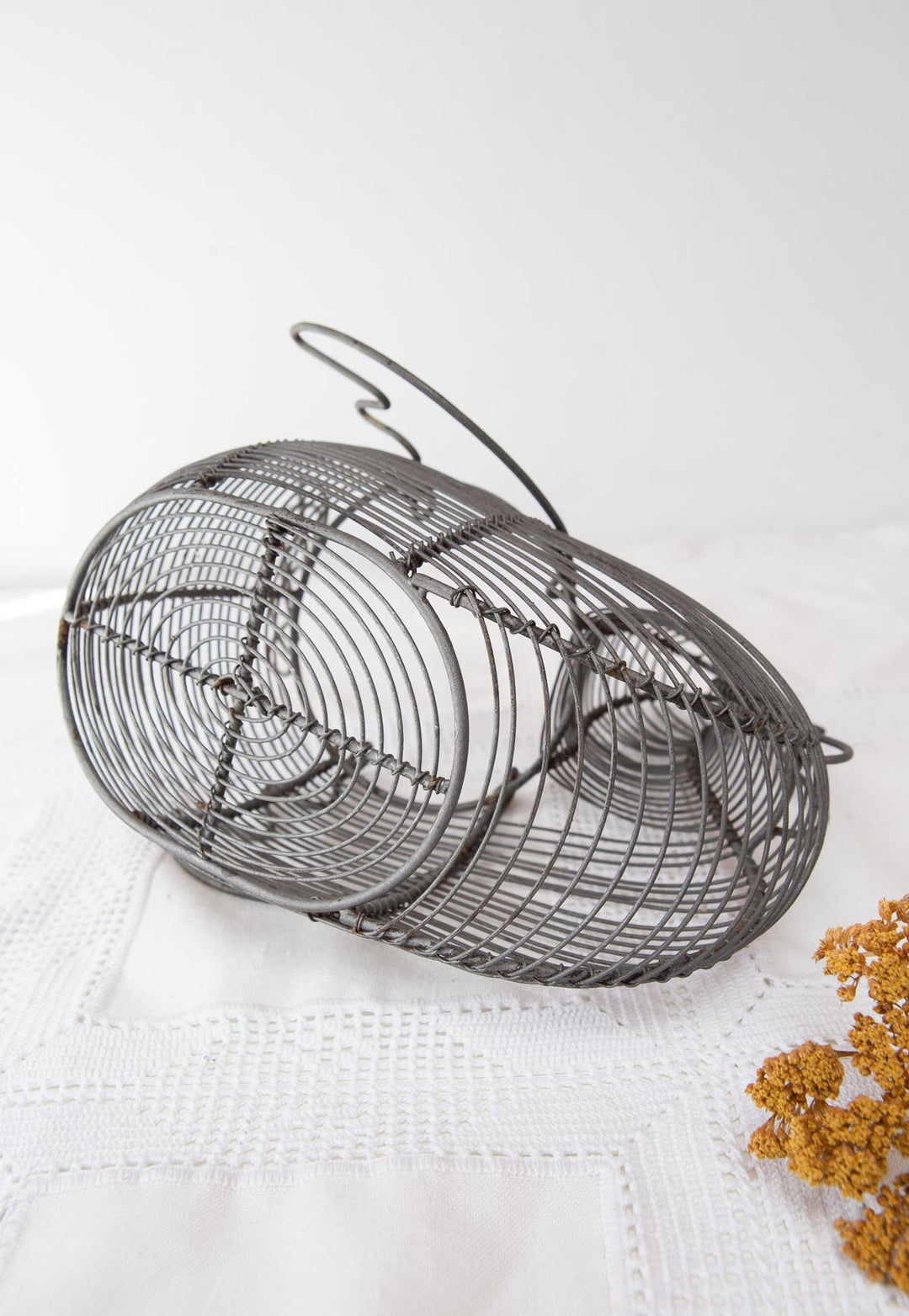 Cesta francesa antigua para huevos en forma de gallina c. 1940-50