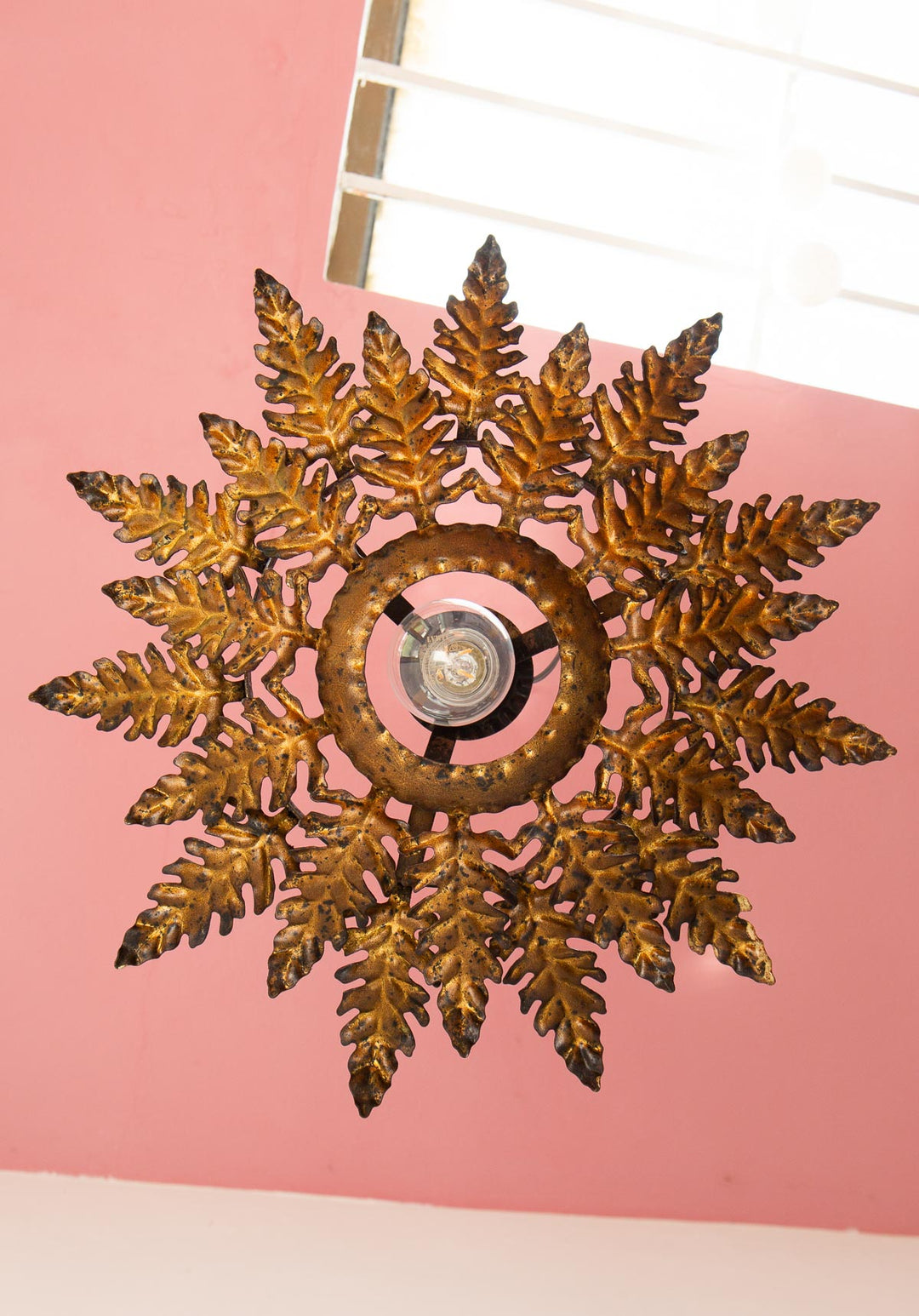 Plafón estilo sol hojas metal dorado c. 1960 (36 cm)