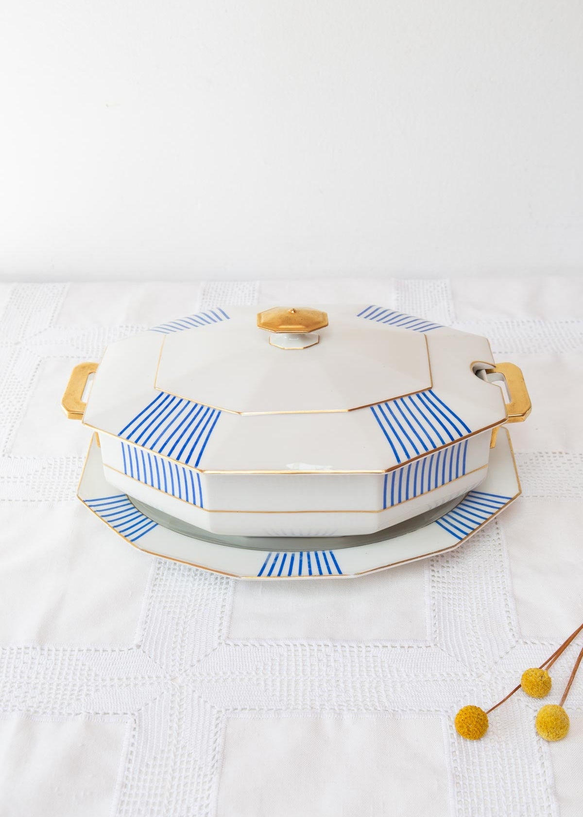 sopera antigua con fuente porcelana limoges lanterier blanco y azul