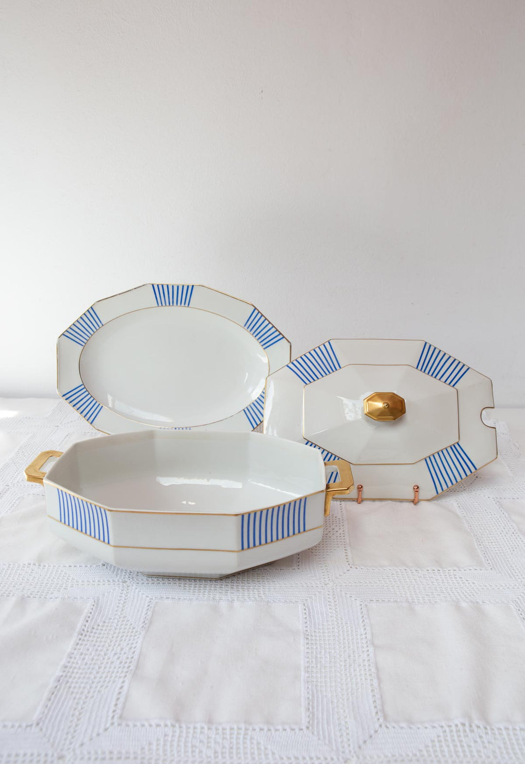sopera antigua con fuente porcelana limoges lanterier blanco y azul