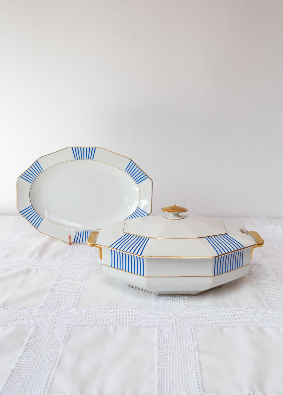 sopera antigua con fuente porcelana limoges lanterier blanco y azul