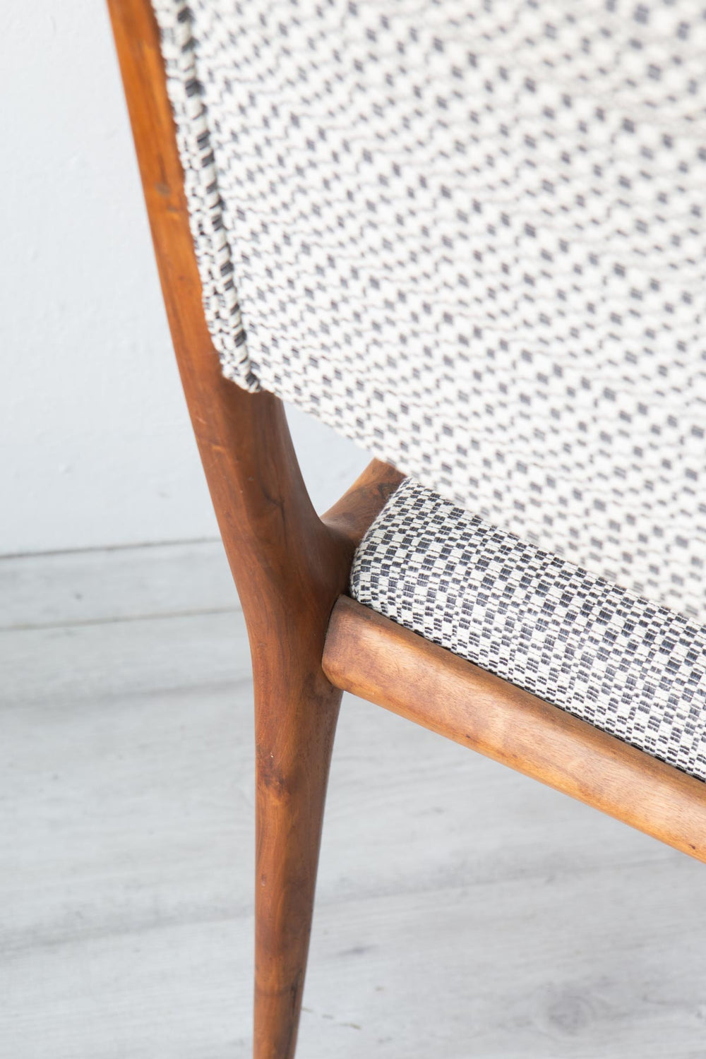 Silla estilo nórdico años 50 nogal europeo tapizado nuevo