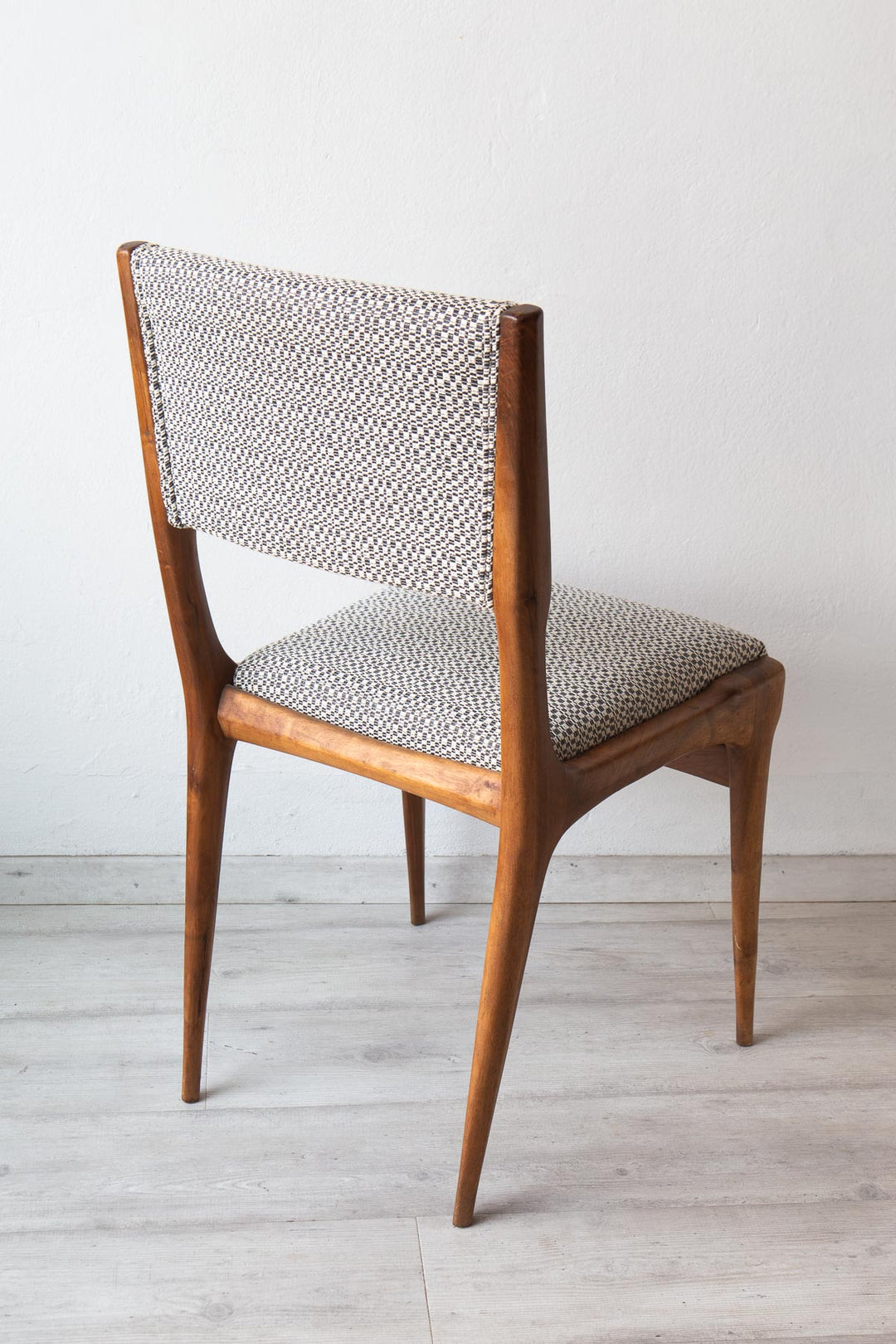 Silla estilo nórdico años 50 nogal europeo tapizado nuevo