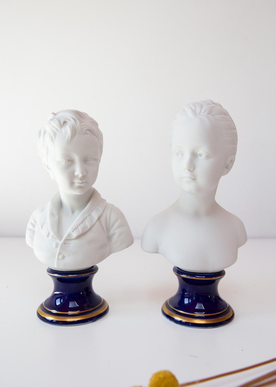 Pareja bustos niño y niña porcelana biscuit Limoges HOUDON (20 cm)