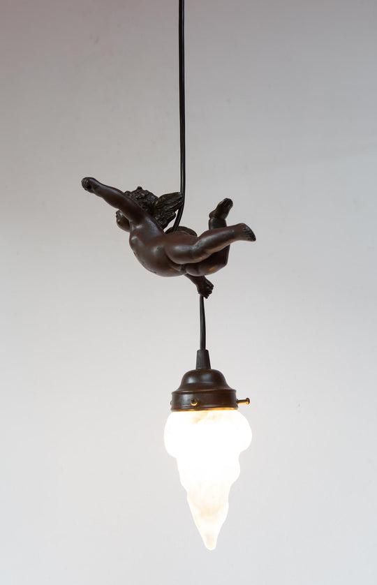 Pequeña lámpara de techo angelote con tulipa finales s. XX