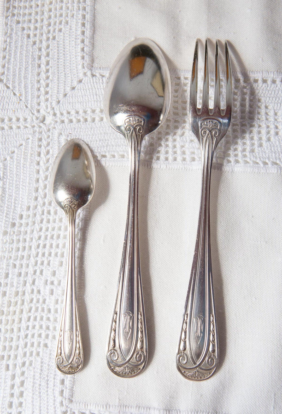 cuberteria francesa antigua con iniciales art deco