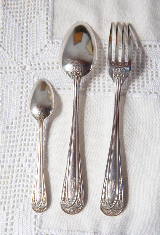 cuberteria francesa antigua con iniciales art deco