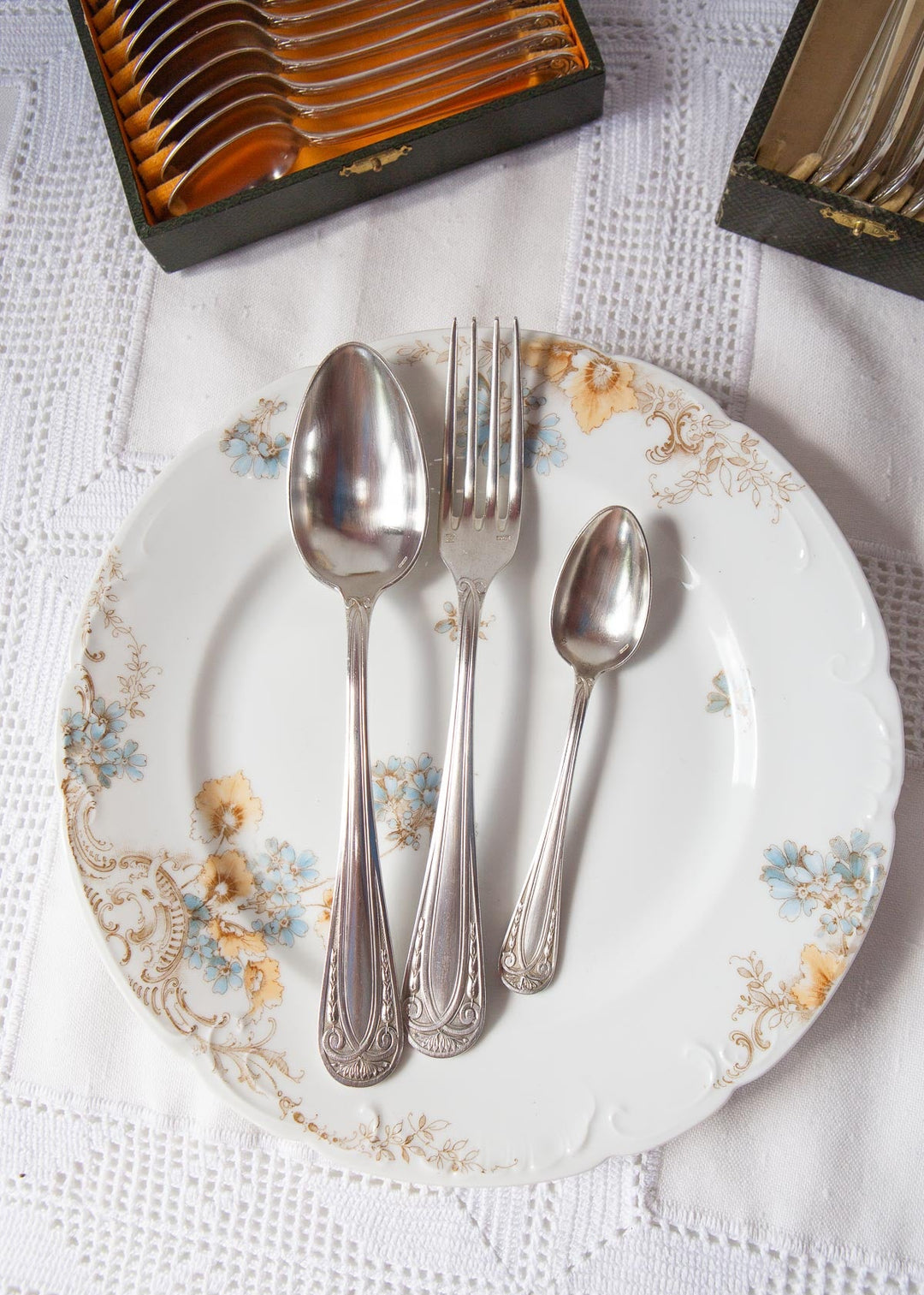 cuberteria francesa antigua con iniciales art deco