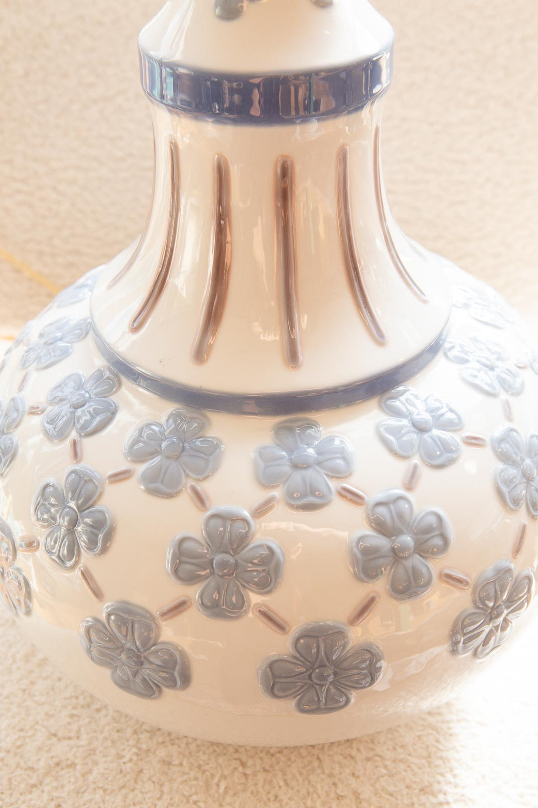 Lámpara de mesa porcelana Lladró flores c. 1960 (44 cm)