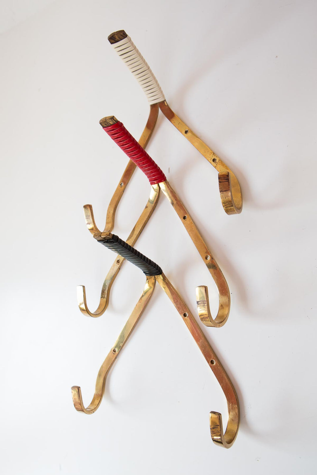 Pequeños percheros pared latón dorado años 1950s (x UNIDAD)