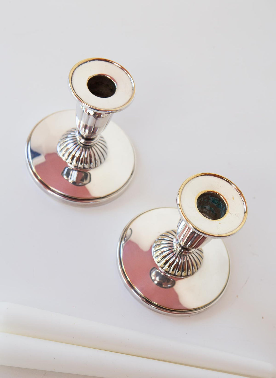 Pareja candeleros suecos latón con baño plata