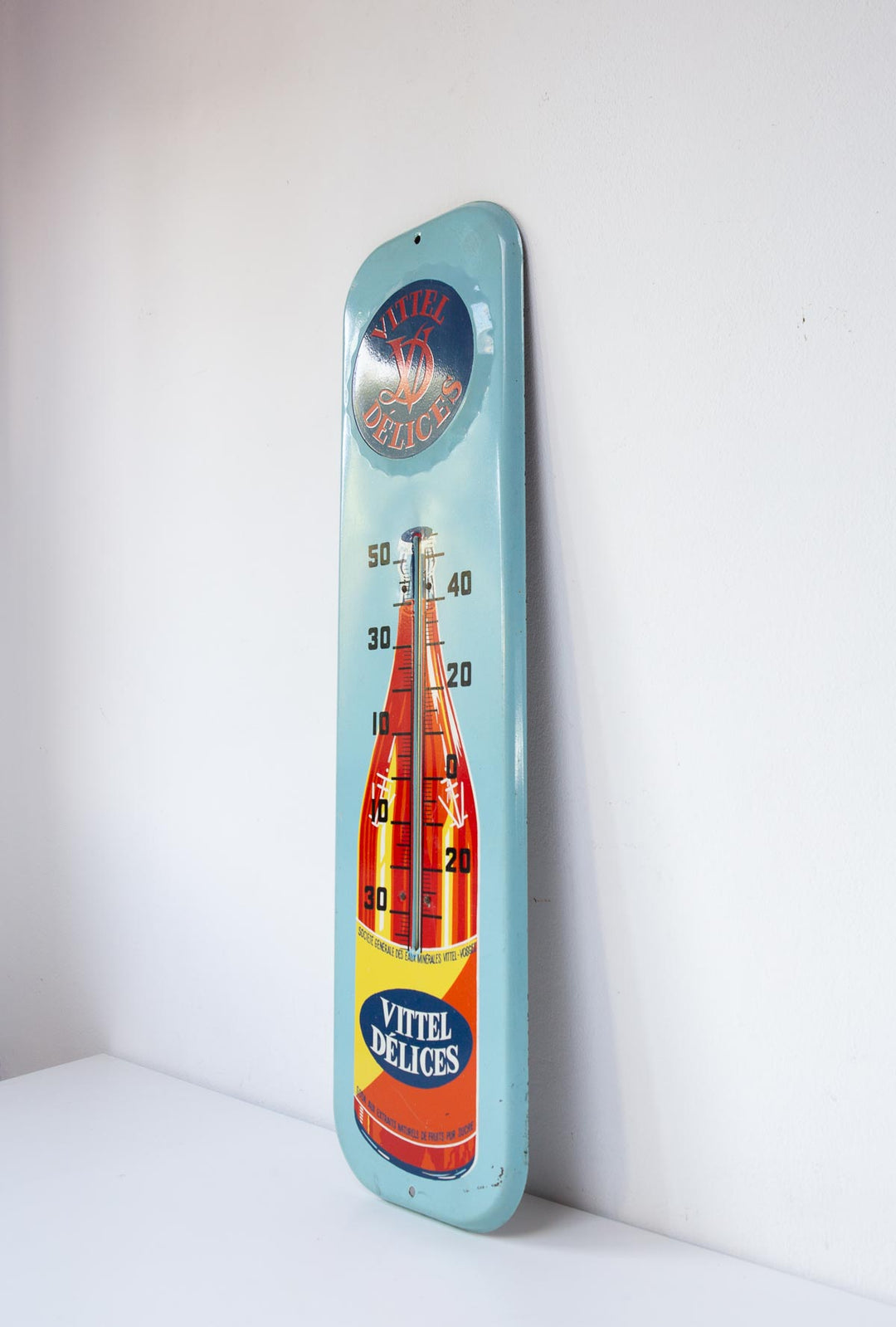 Placa metálica publicitaria termómetro Vittel Delices c. 1950s (69*19 cm)