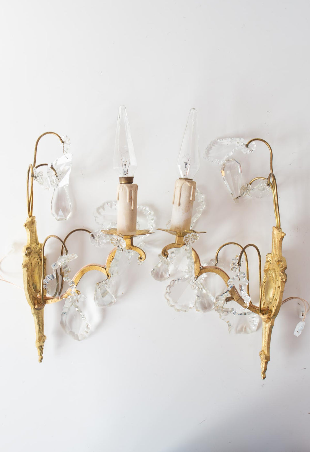 Pareja apliques vintage franceses bronce y cristales (34 cm)