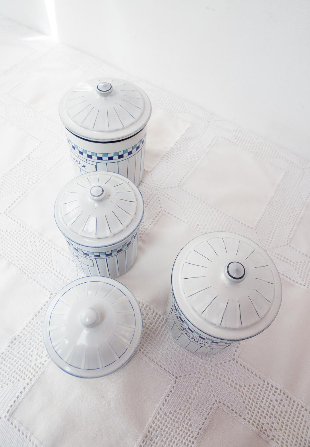 Juego 4 botes cocina metal esmaltado Art Déco – Sphinx Elite, Checoslovaquia c. 1930 (SIN ESTRENAR)