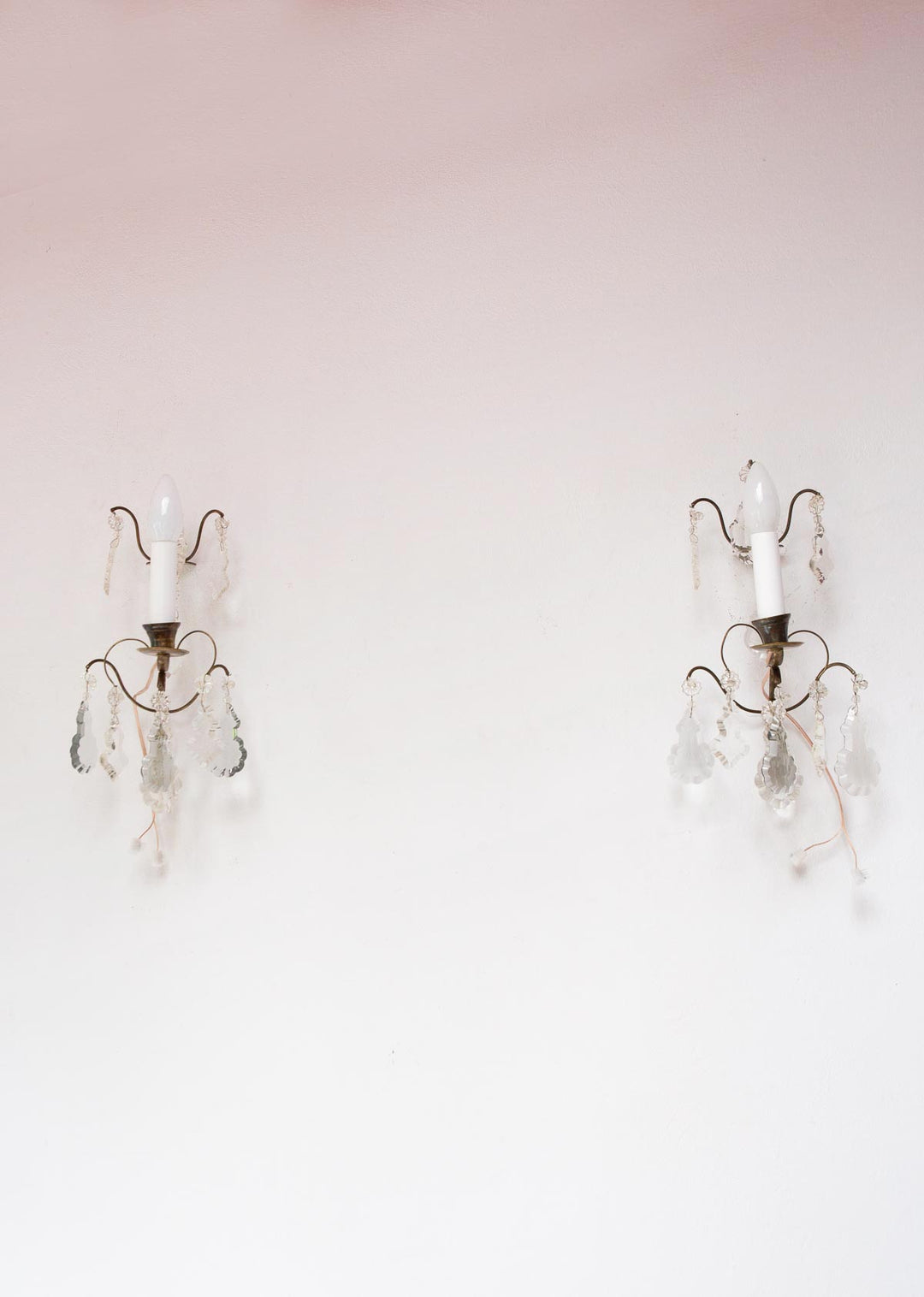 Pareja de apliques suecos latón patinado y cristales c. 1980s (35 cm)