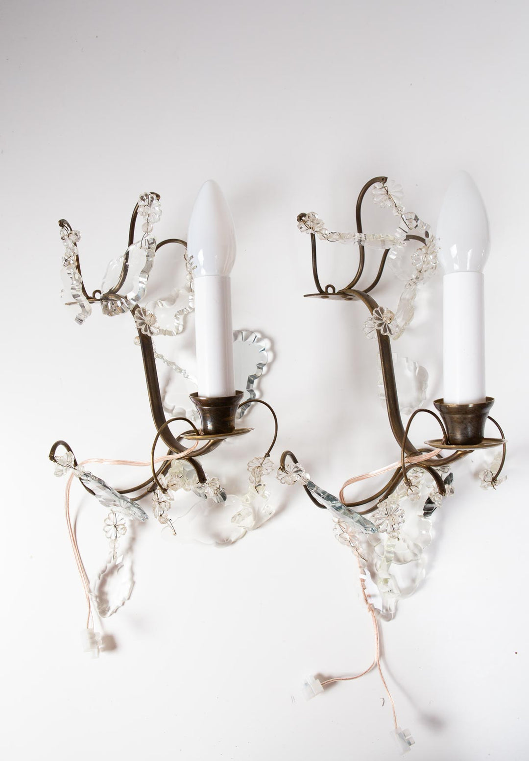 Pareja de apliques suecos latón patinado y cristales c. 1980s (35 cm)