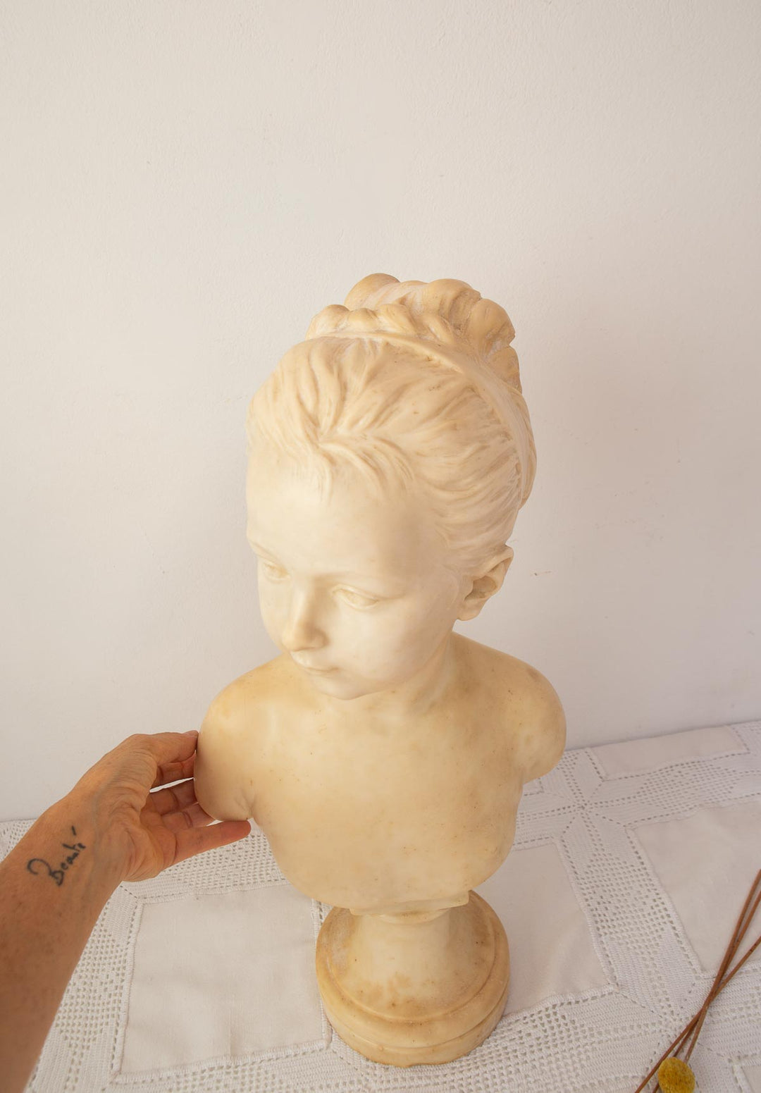 Antiguo busto de niña en cera patinada según escultura de Houdon s. XIX (50 cm)