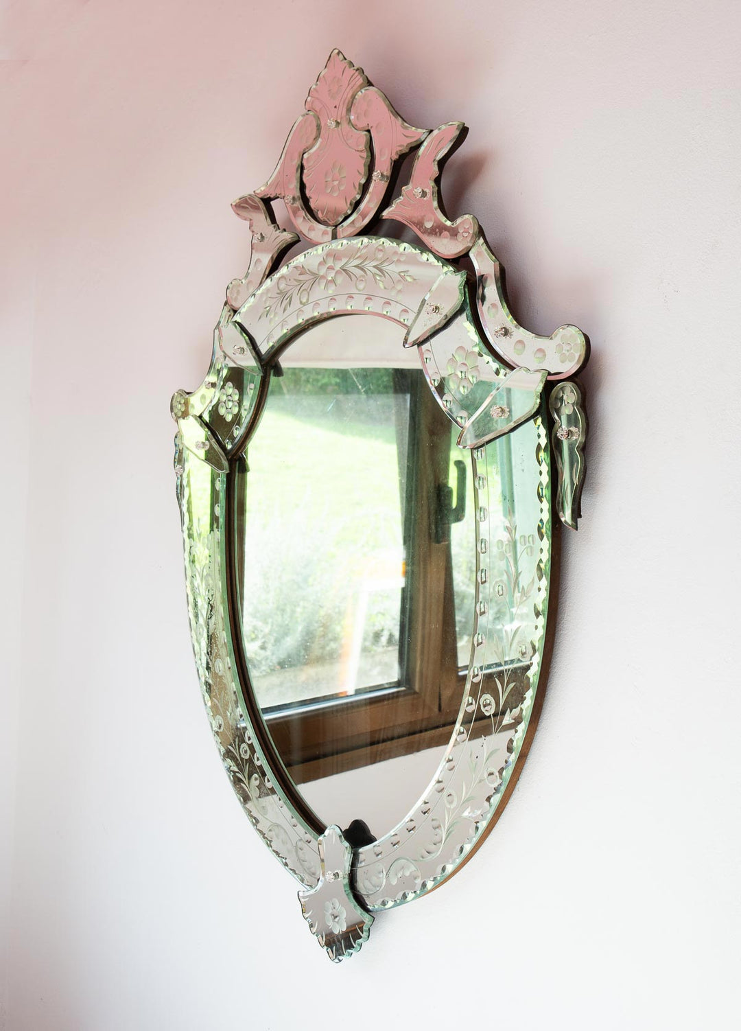 Gran espejo veneciano con copete c. 1940/50s (100*69 cm)